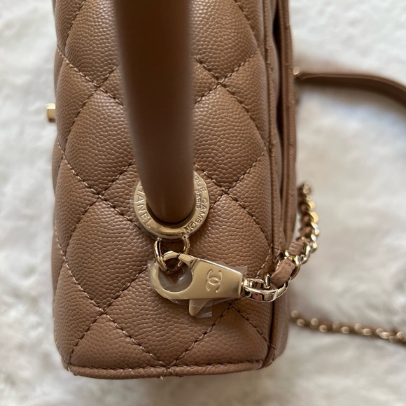NWT 🤎 CHANEL 22K COCO Handle Small Dark Beige Caviar GHW Microchip Receipt - Picture 7 of 10